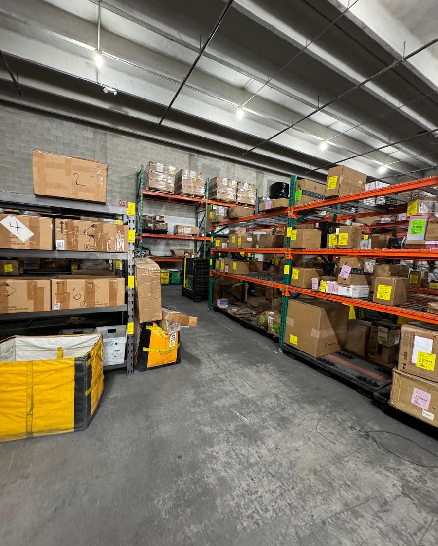 Estanterías con paquetes en la bodega de Miami