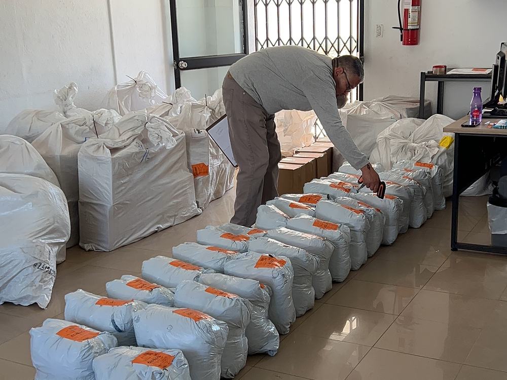 Paquetes listos para entrega en la oficina de Quito